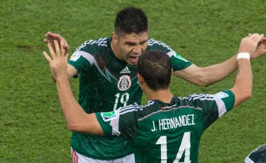 Oribe Peralta, Chicharito
