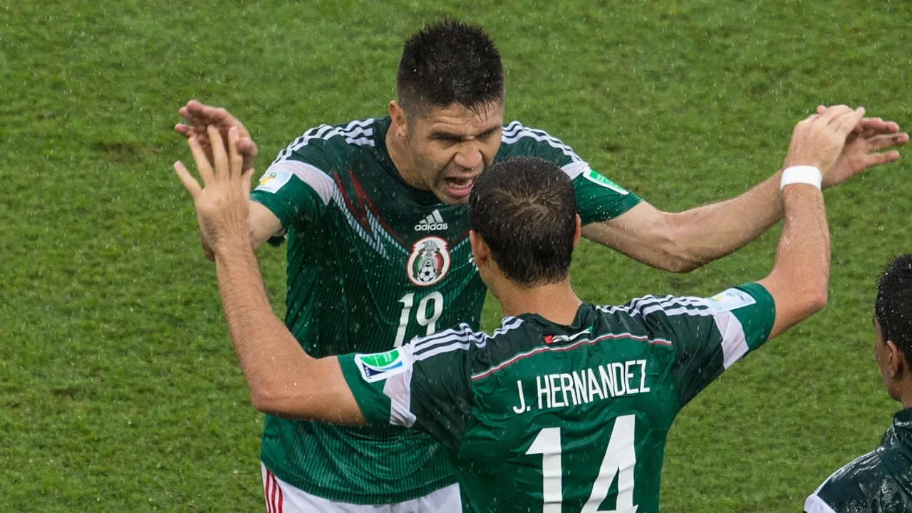 Oribe Peralta, Chicharito