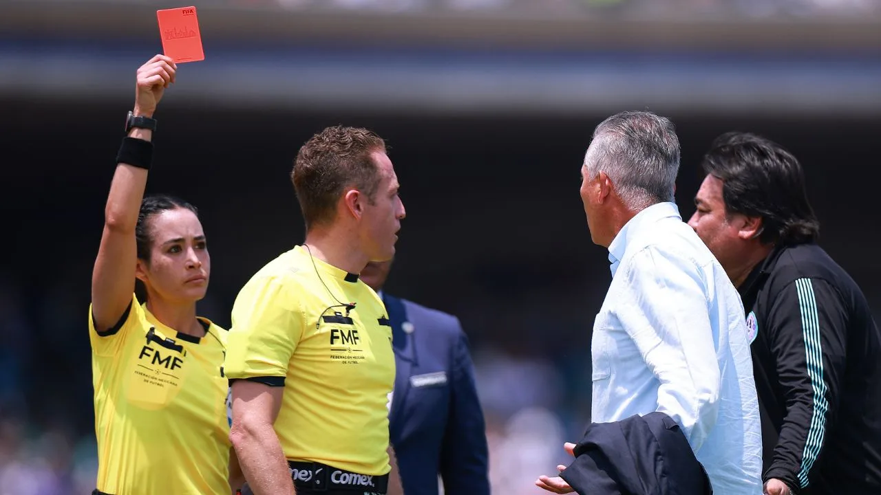 Momento en el que la árbitra Katia Itzel García expulsa a Sergio Bueno del encuentro.