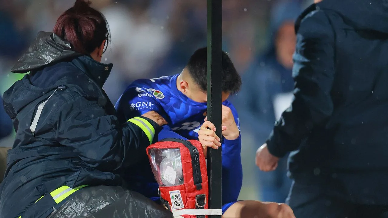 Alan Medina llorando, tras salir del campo luego de su lesión. 