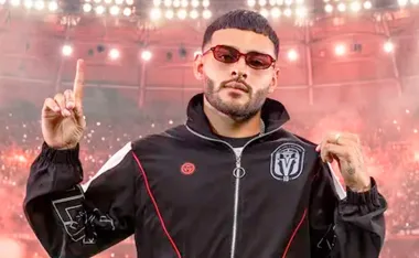 Alexis Vega presenta su línea de indumentaria personalizada.