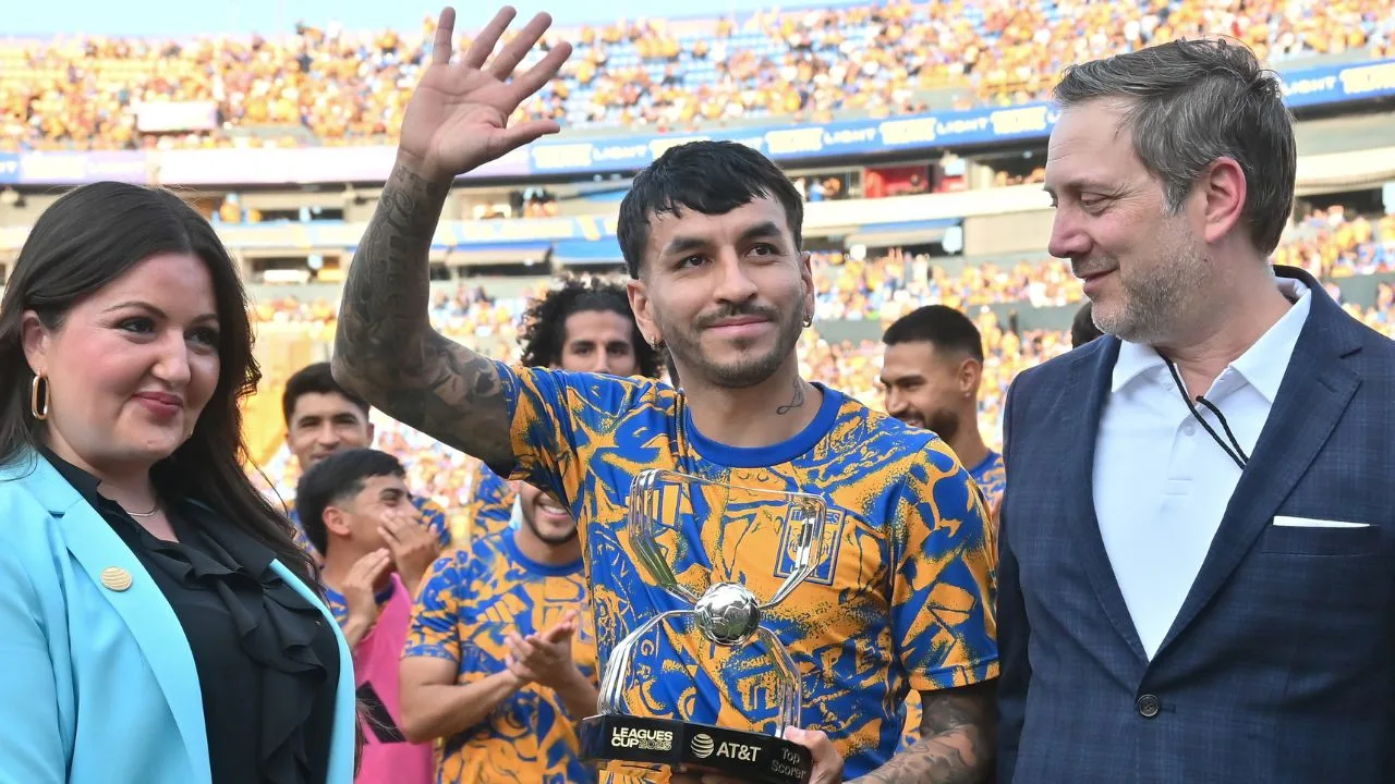 Ángel Correa, de los Tigres, es reconocido como el máximo goleador de la Leagues Cup 2025 antes del partido de la 17.ª jornada entre los Tigres UANL y el Atlético San Luis, correspondiente al Torneo Apertura 2025 de la Liga MX, celebrado en el Estadio Universitario el 8 de noviembre de 2025 en Monterrey, México.