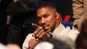 Tyson Fury hace provocador reto a Anthony Joshua tras humillar a Arslanbek Makhmudov