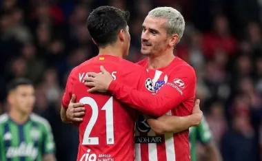 Antoine Griezmann y Obed Vargas.