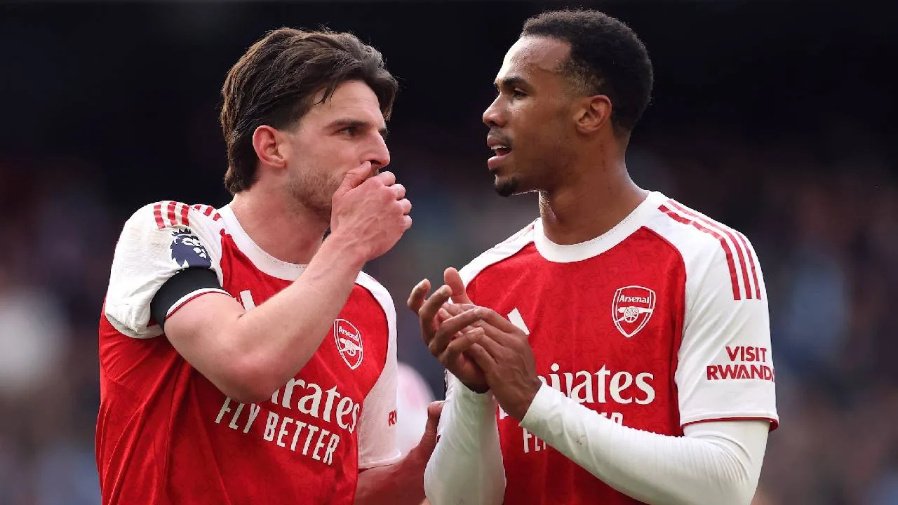 Arsenal y Manchester City pelean por el título de la Premier League.