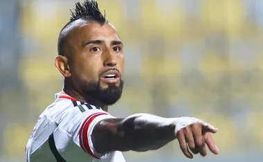 Arturo Vidal y su visita al Grupo Firme.