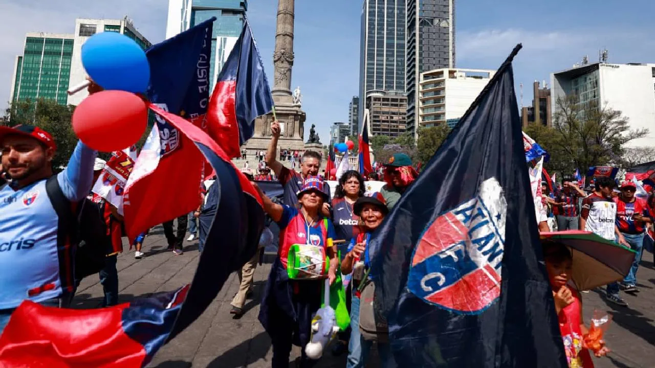 La afición del Atlante hizo una caravana.