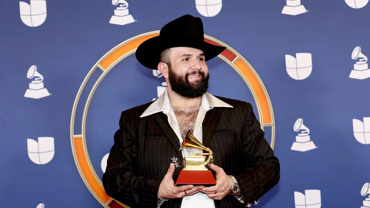 Carín León, artista y cantautor que amenizó Supernova Génesis. 