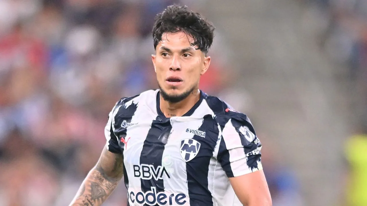 Carlos Salcedo pierde la cabeza, se pelea con aficionado y esto exige de Rayados Monterrey.