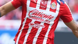 Se fue de Chivas como héroe, volvió como villano y hoy el club le dice adiós tras no encajar con Gabriel Milito