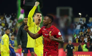 Cristiano Ronaldo y Julián Quiñones.