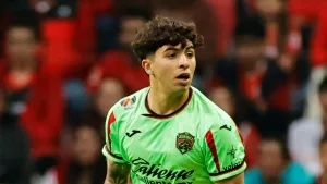 Le sale competencia a América y Monterrey por Denzell García desde Europa