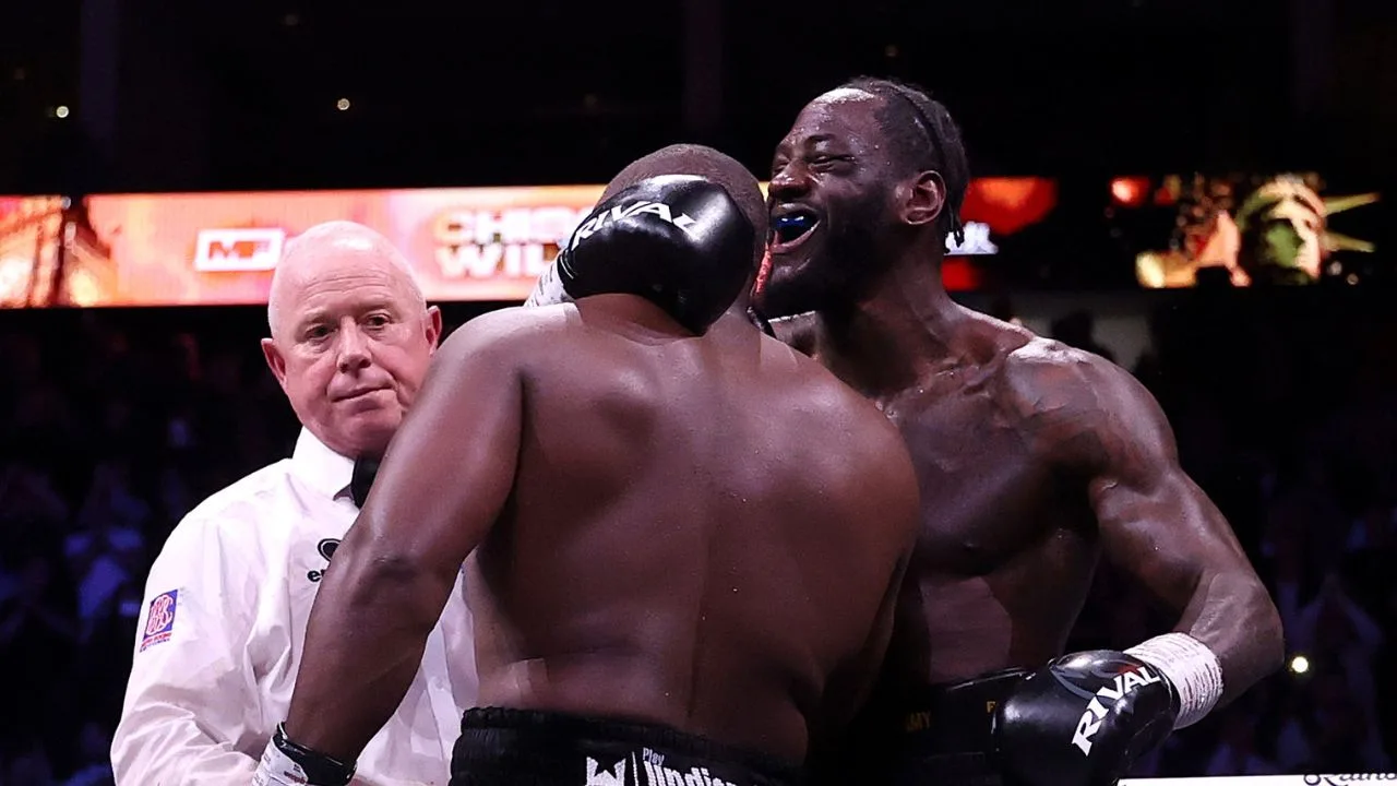 Derek Chisoa a la izquierda, es abrazado por Deontay Wilder tras vencerlo. 