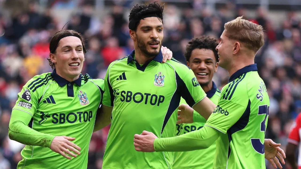 Raúl Jiménez seguramente irá de titular ante Liverpool.