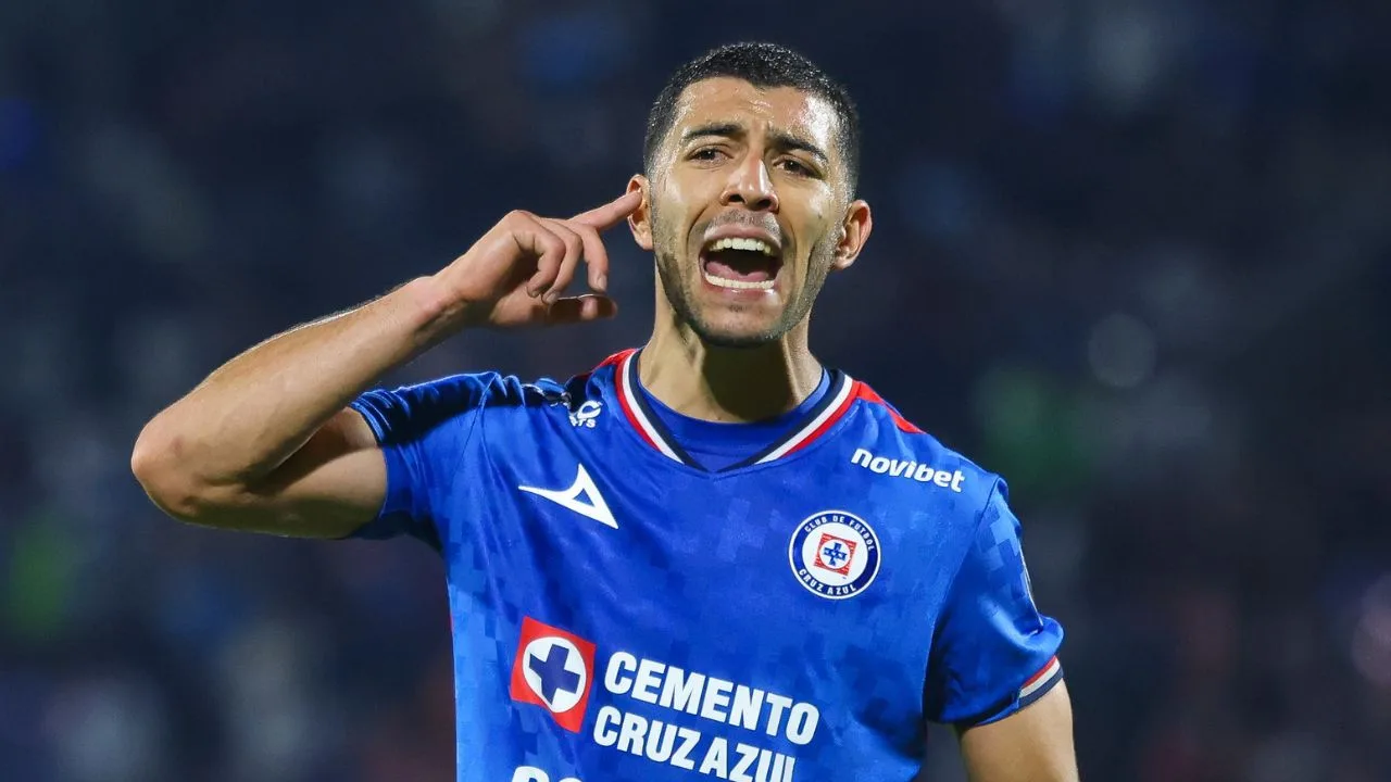 Erik Lira, jugador de Cruz Azul y la Selección Mexicana. 