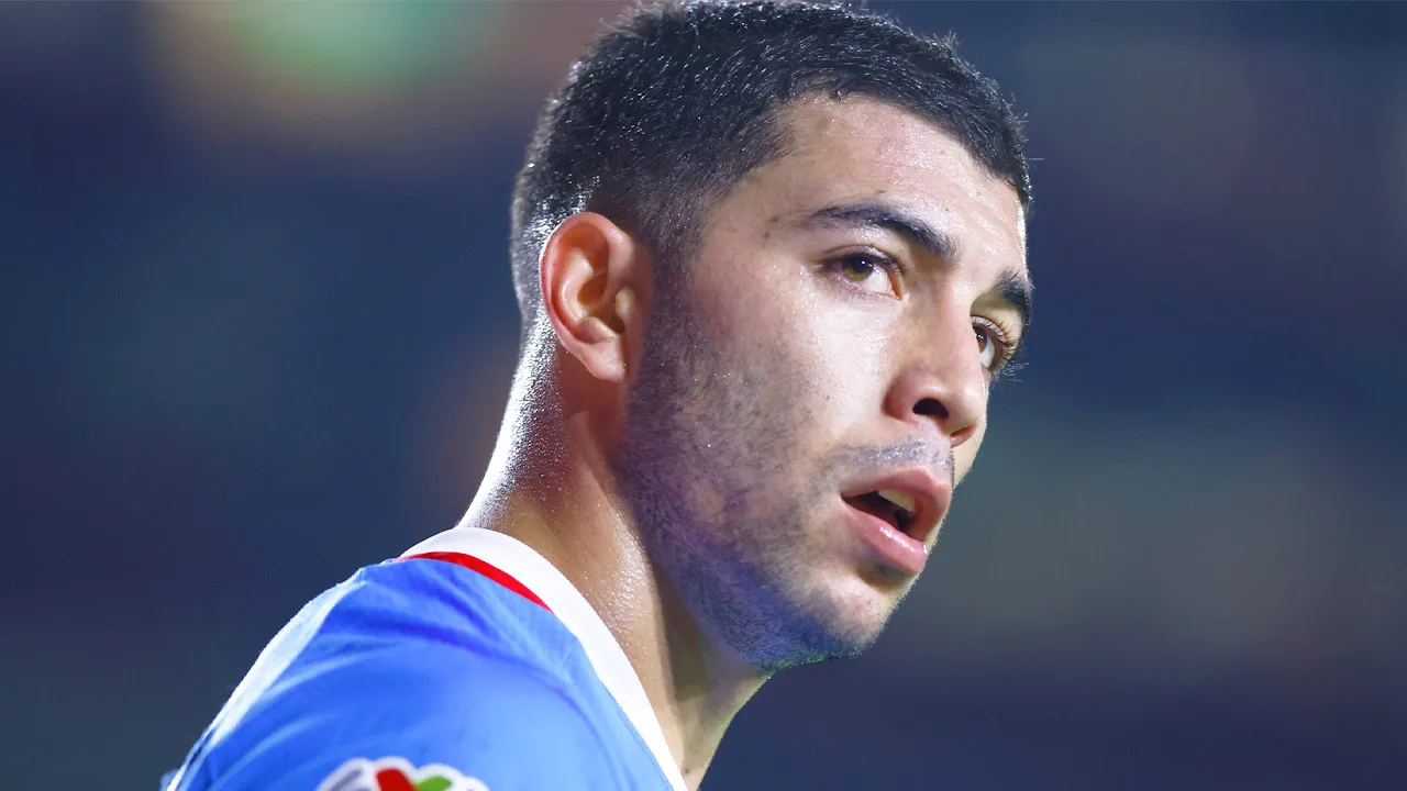 Erik Lira, mediocampista del Cruz Azul.
