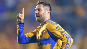Escándalo en subasta de jersey de Gignac en el Clásico Regio por increíble detalle