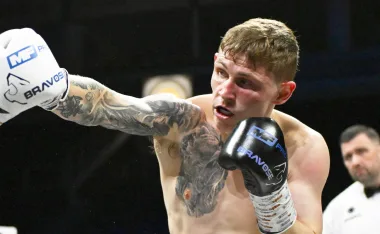 Glenn Byrne recibe duro KO y se retira por su salud.