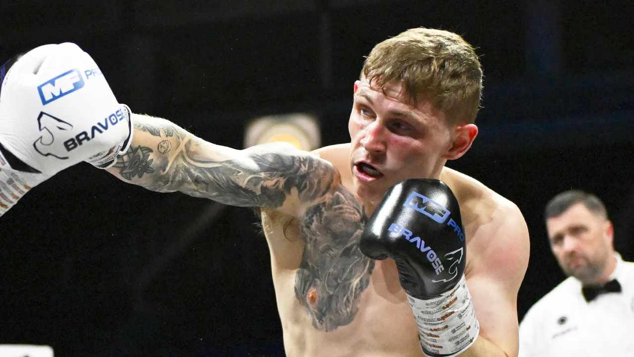 Glenn Byrne recibe duro KO y se retira por su salud.