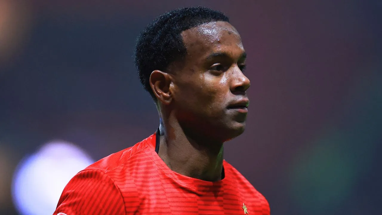 Revelan vergonzosas imágenes de la pelea de Helinho camino al vestidor: así se encaró con aficionado.