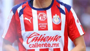 Exhiben a jugador de Chivas por mal trato a camarógrafo en pleno partido ante Pumas