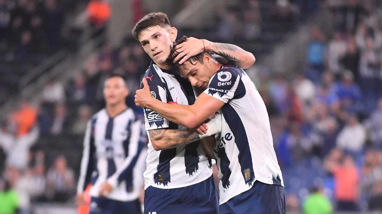 Luca Orellano y Oliver Torres celebran un gol en el último duelo de Monterrey. 