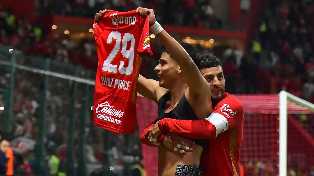 Jorge Díaz Price y Alexis Vega, celebran tras un gol.