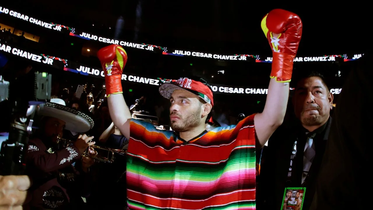 Julio César Chávez se impuso a Jhon Caicedo en su pelea. 