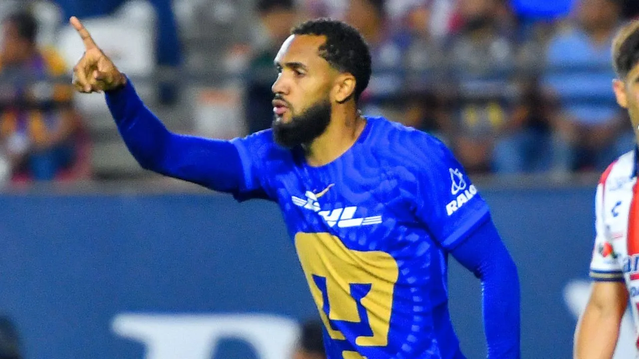 Atlético de San Luis vs Pumas: El emotivo gesto de Juninho con Pablo Bennevendo tras anotar su séptimo gol.