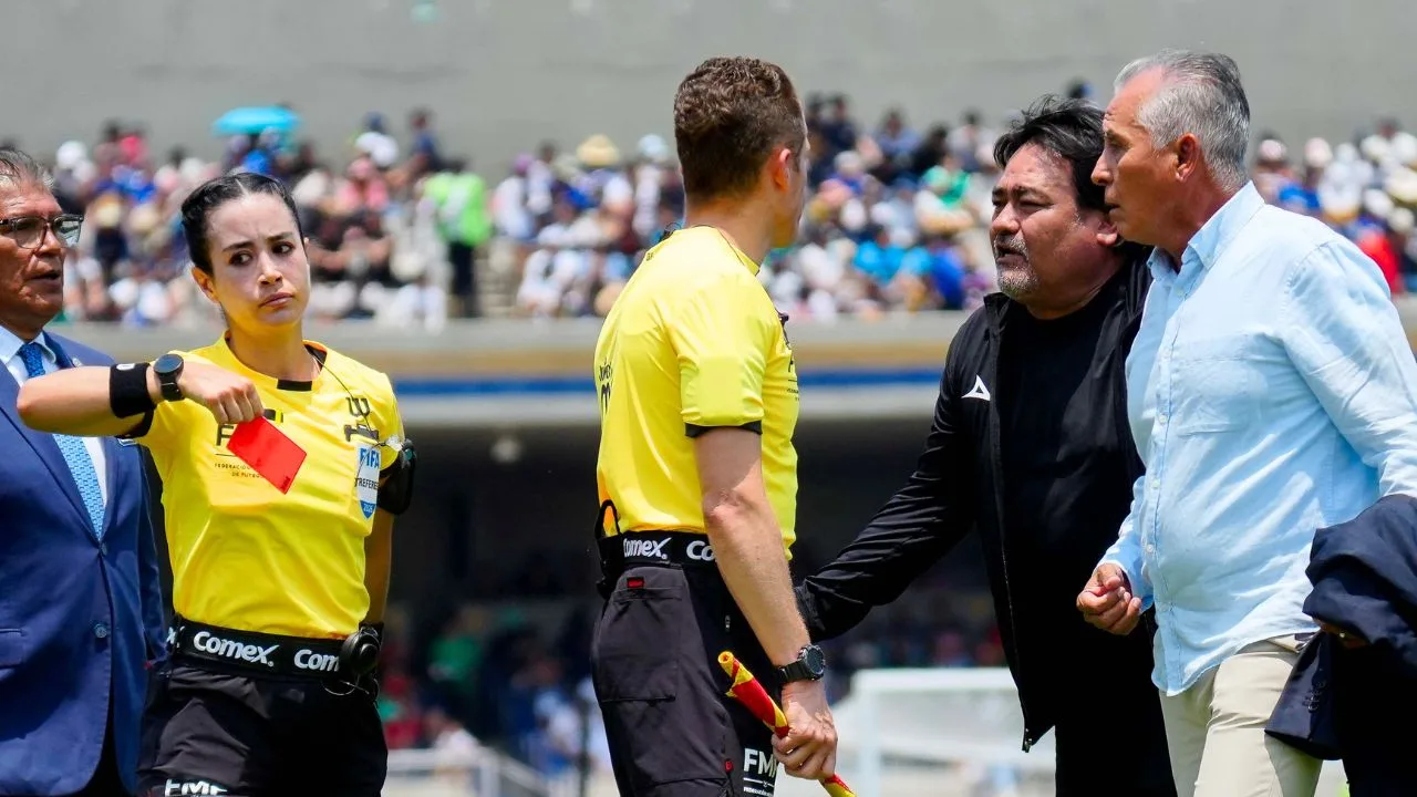 Acusan a árbitro de ayudar a Pumas vs Mazatlán por culpa de su pasado en CU.