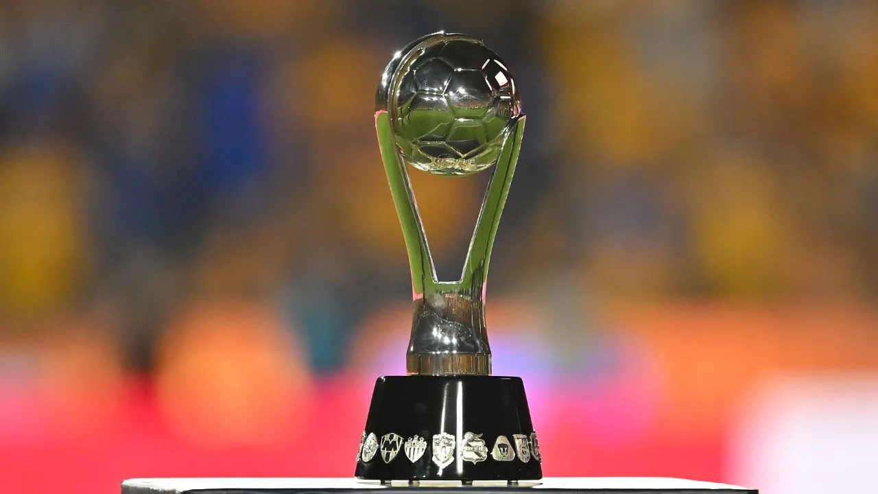 El trofeo de la Liga MX. 