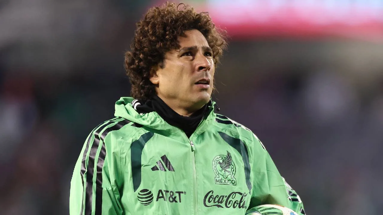 Memo Ochoa, portero mexicano.