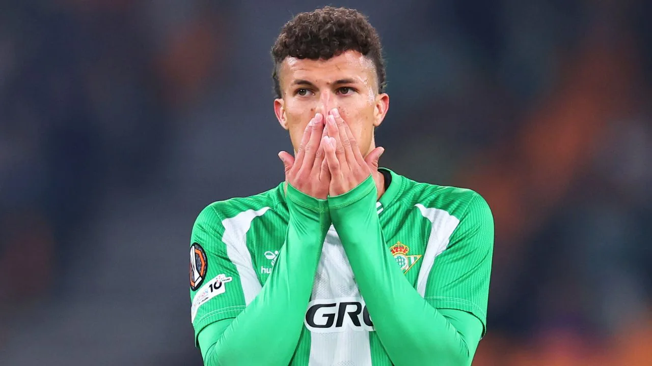 Nelson Deossa, ex de Rayados de Monterrey, habría sido borrado de Real Betis y este sería el escandaloso motivo.