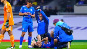 América vs Cruz Azul: Nico Ibáñez se rompe en el Clásico Joven y preocupa a Nicolás Larcamón