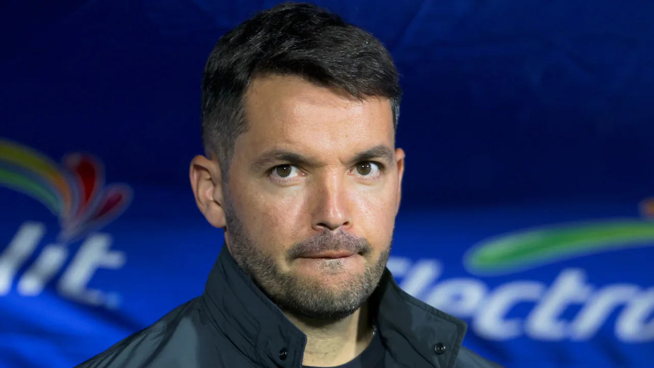 Nicolás Larcamón, DT del Cruz Azul.