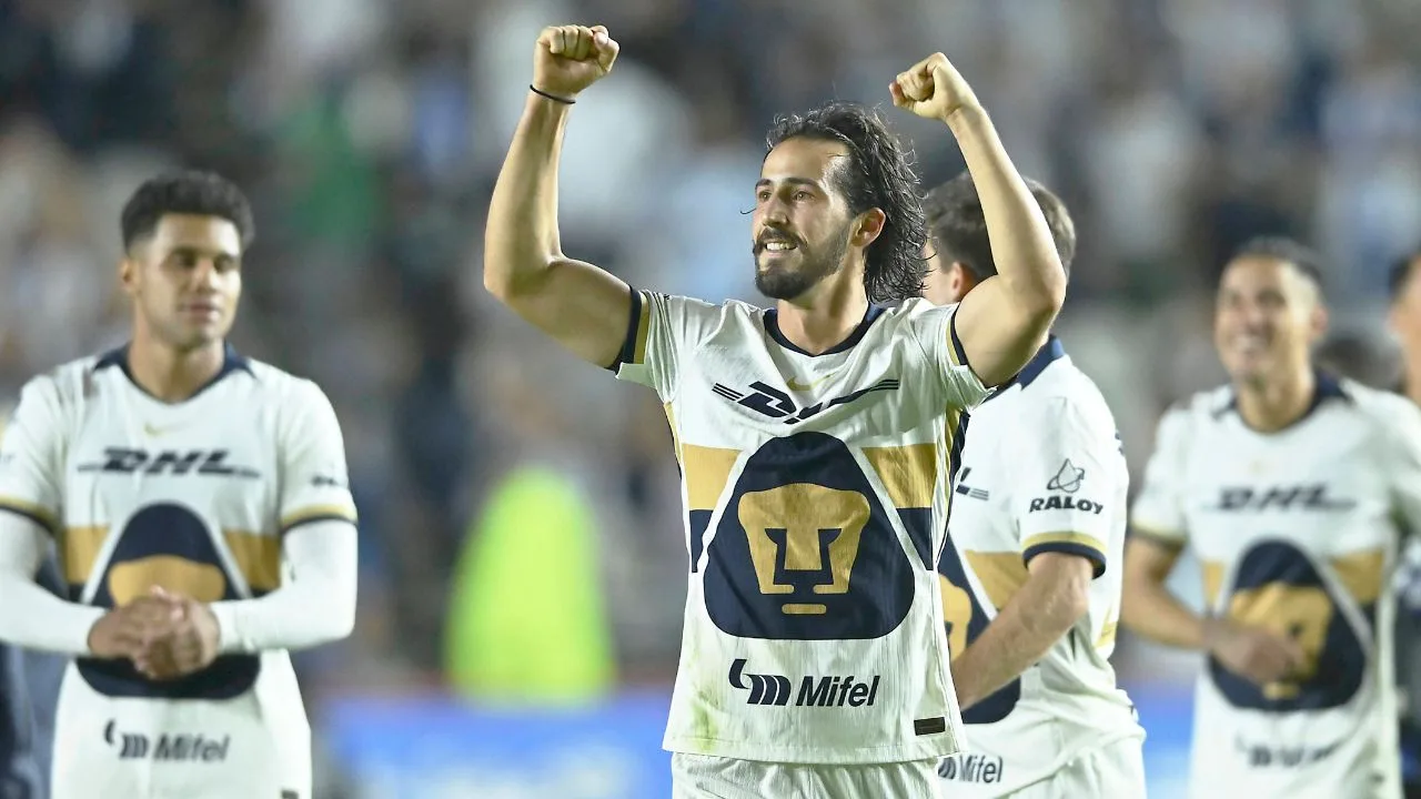 Jugadores de Pumas celebrando el triunfo ante Pachuca. 