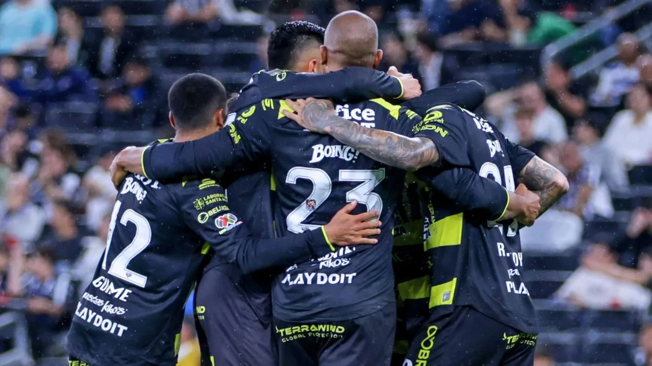 Pachuca madruga a Rayados de Monterrey y marca el gol más insólito del Clausura 2026.