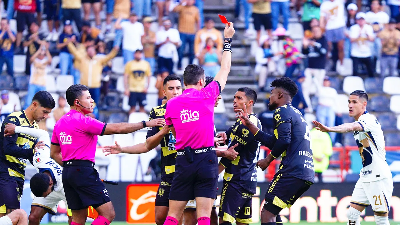 Pachuca sufre expulsión ante Pumas.