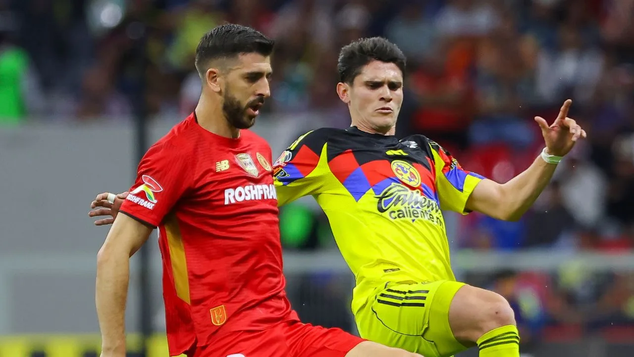 Paulinho e Israel Reyes disputando un balón en el duelo de América vs Toluca.