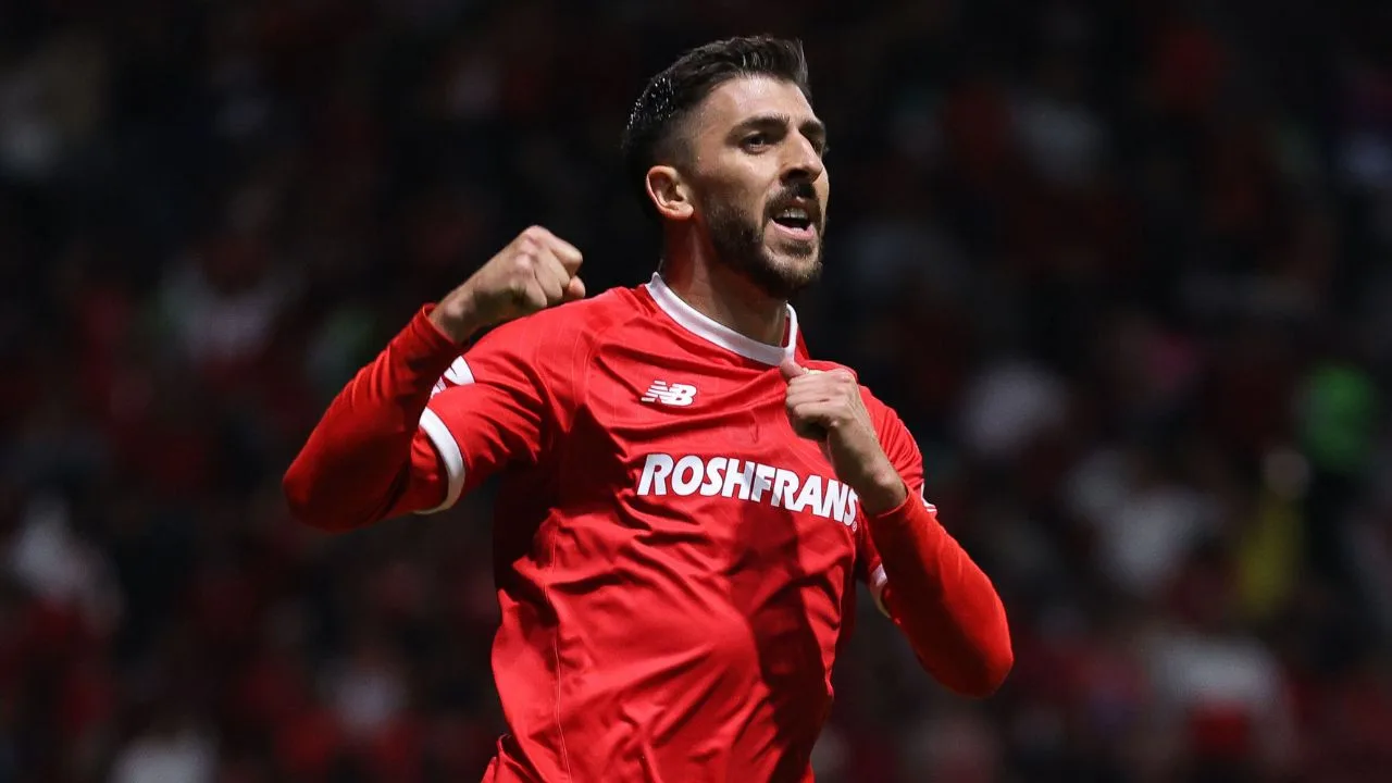 Paulinho anotó un triplete para ayudar al Toluca a vencer a LA Galaxy. 