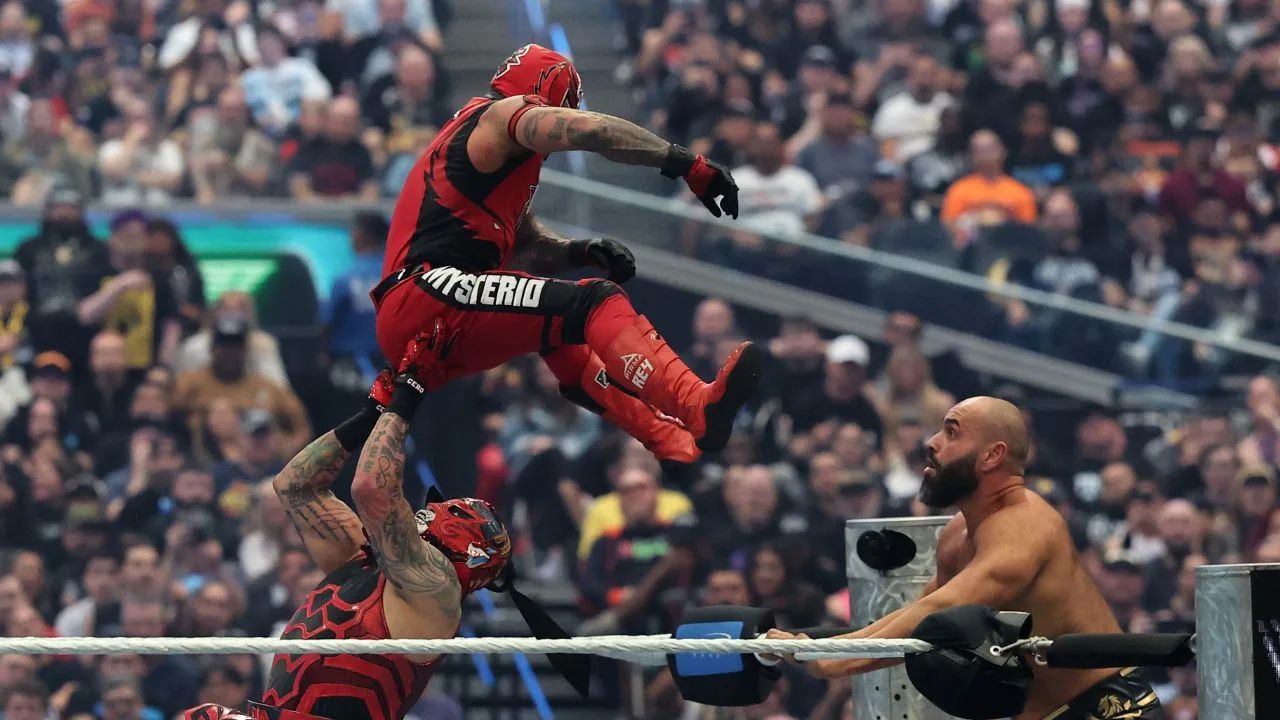 Penta a la izquierda, Rey Mysterio al centro y Rusev a la derecha. 