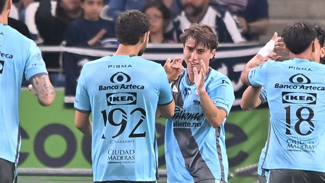 Jugadores del Puebla celebran un gol ante Monterrey en la Jornada 16. 