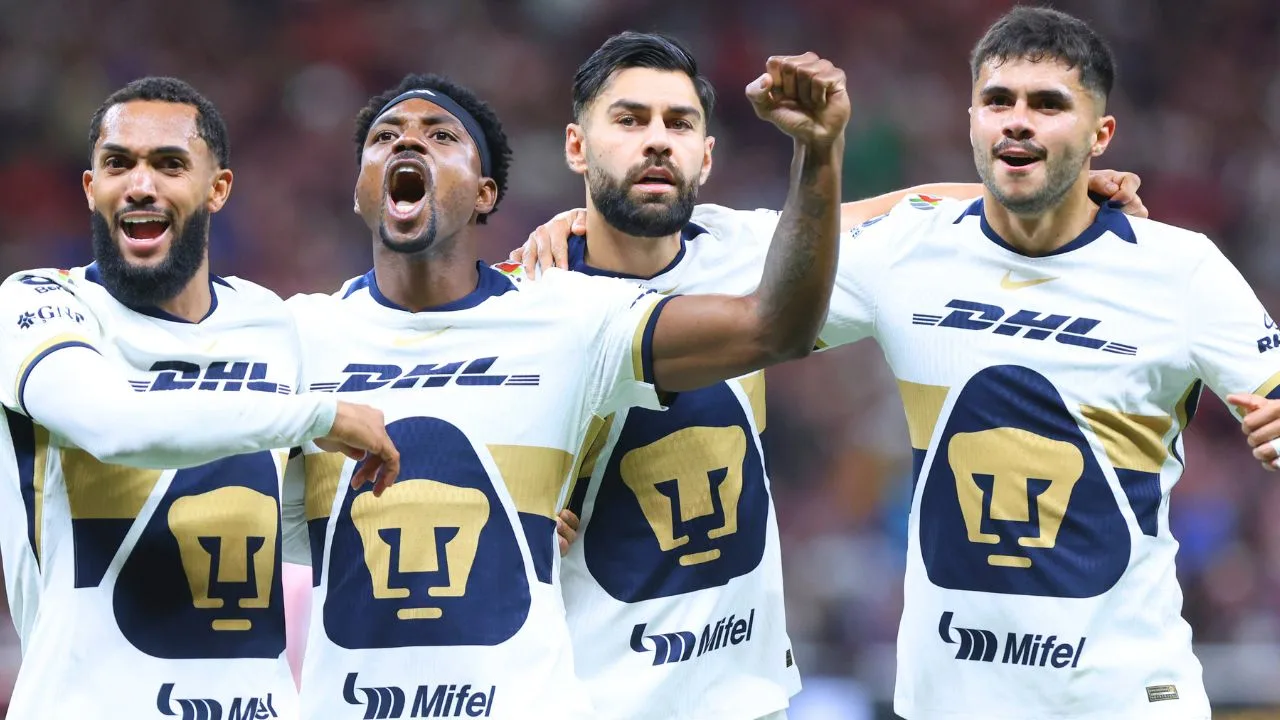 Festejo de Pumas tras el autogol de Chivas en la J13.