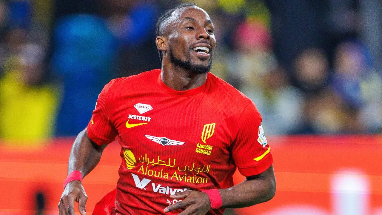 Julián Quiñones, delantero mexicano.