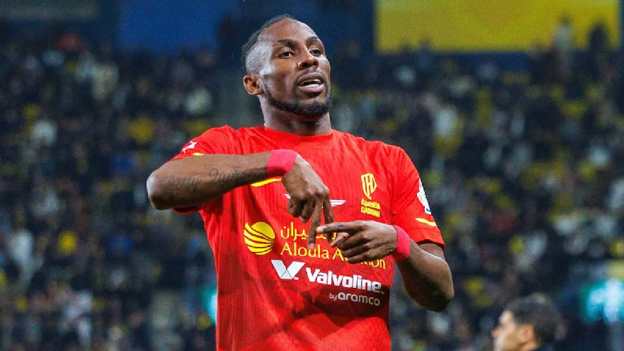 Julián Quiñones, delantero mexicano.