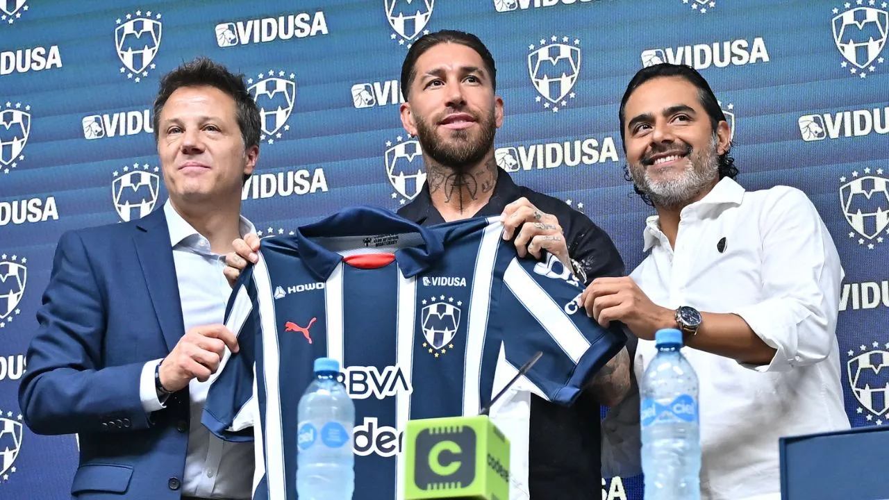 Tato Noriega, Sergio Ramos y Héctor Lara, en la presentación del jugador con Monterrey. 