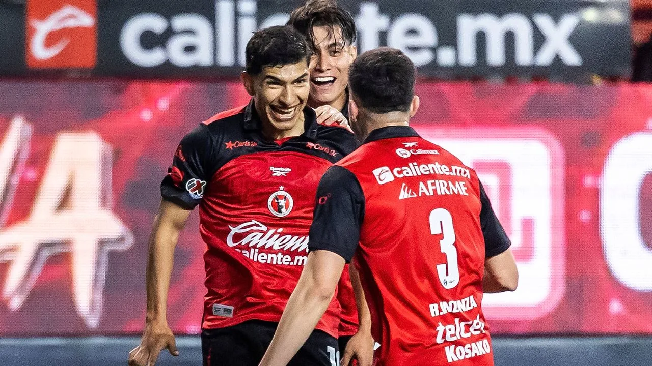 Kevin Castañeda celebra su gol ante Tigres con sus compañeros de Tijuana. 