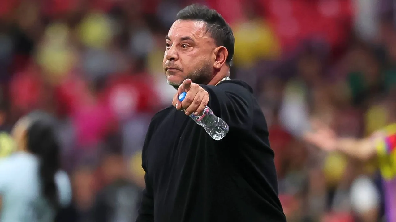 Turco Mohamed rompe el silencio tras lanzar gesto obsceno a banca del América y revela prioridad de Toluca.