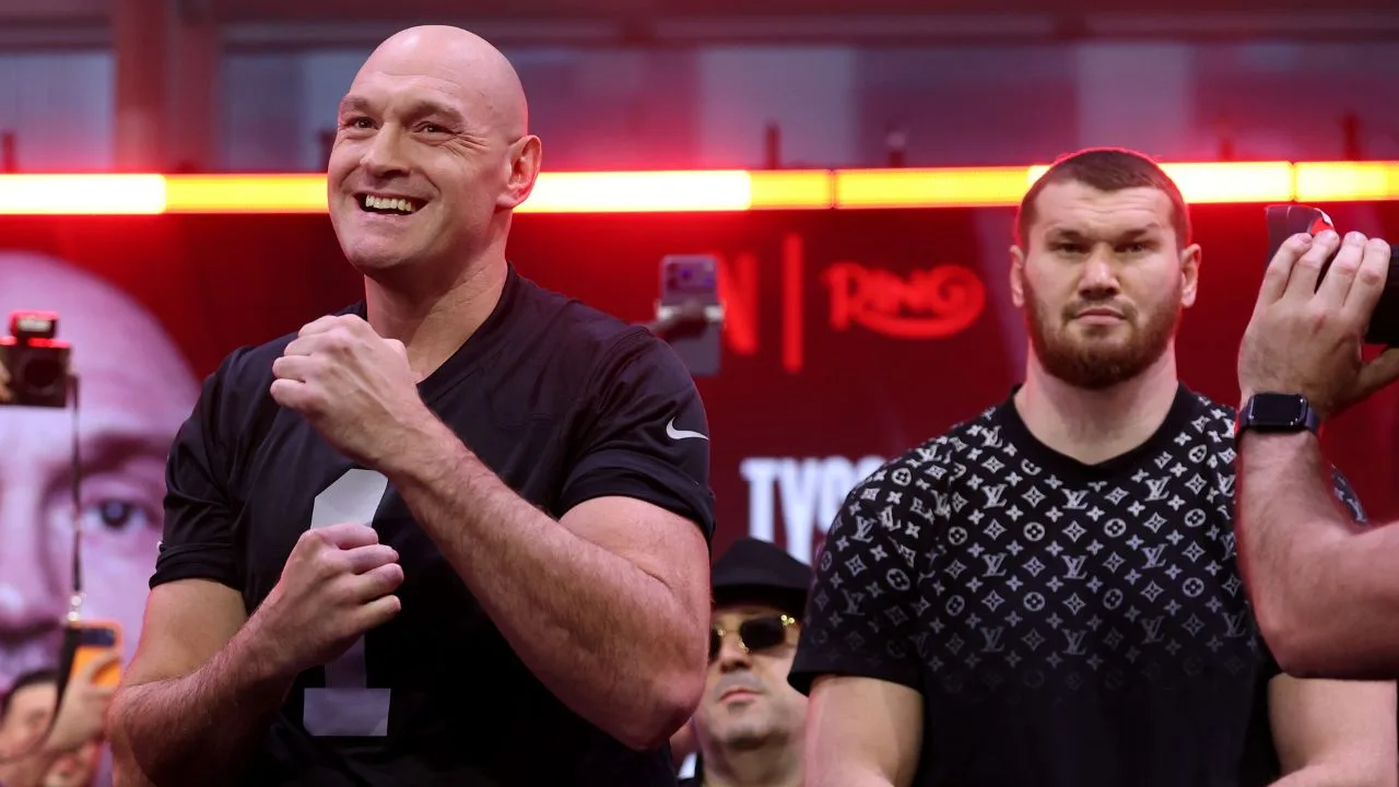 Tyson Fury a la izquierda y a la derecha, Arslanbek Makhmudov. 