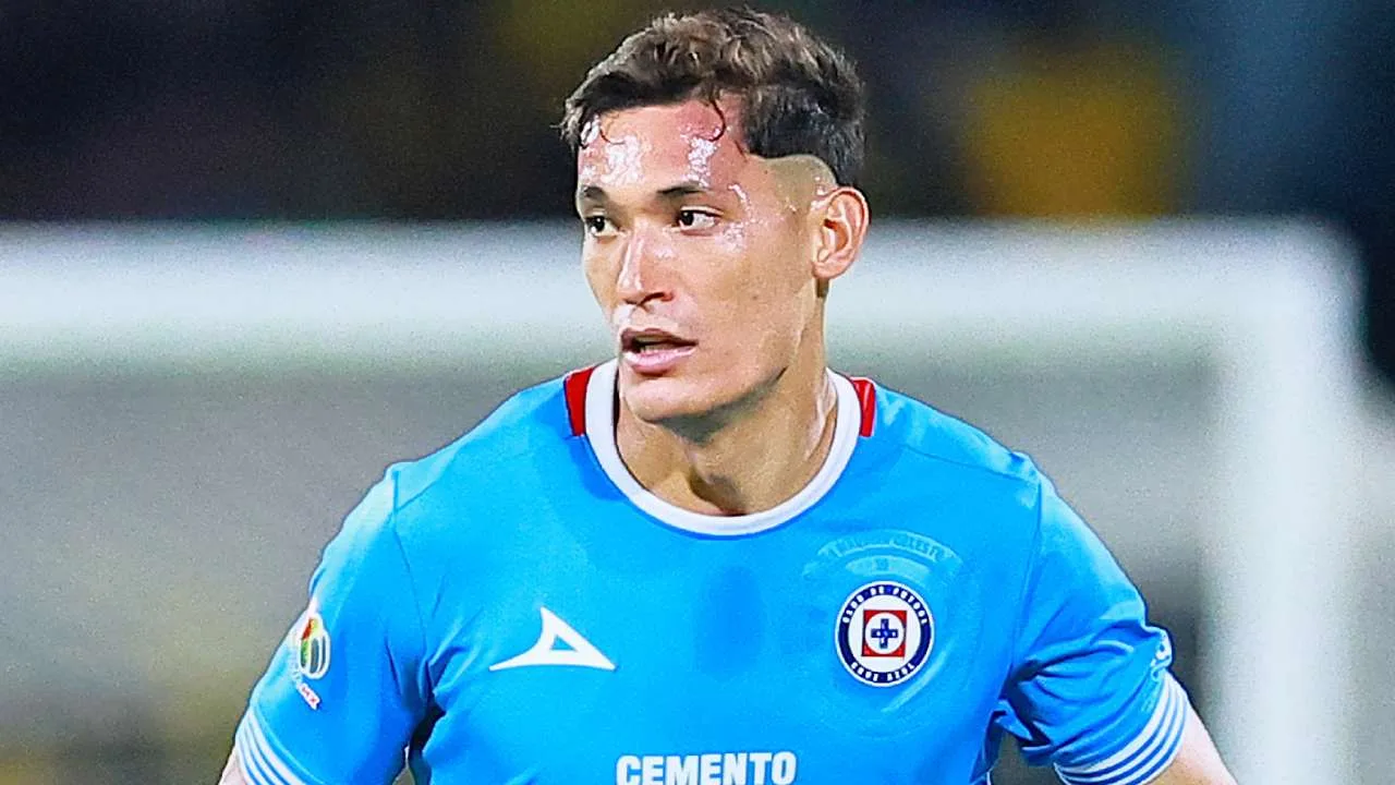 Chiquete Orozco pierde la cabeza, se pelea con fan y Cruz Azul busca multarlo 